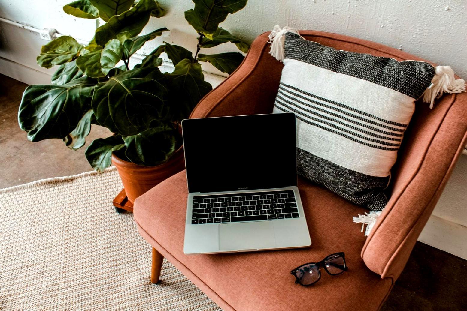 Interface moderne d'analyse financière avec graphiques et données en temps réel