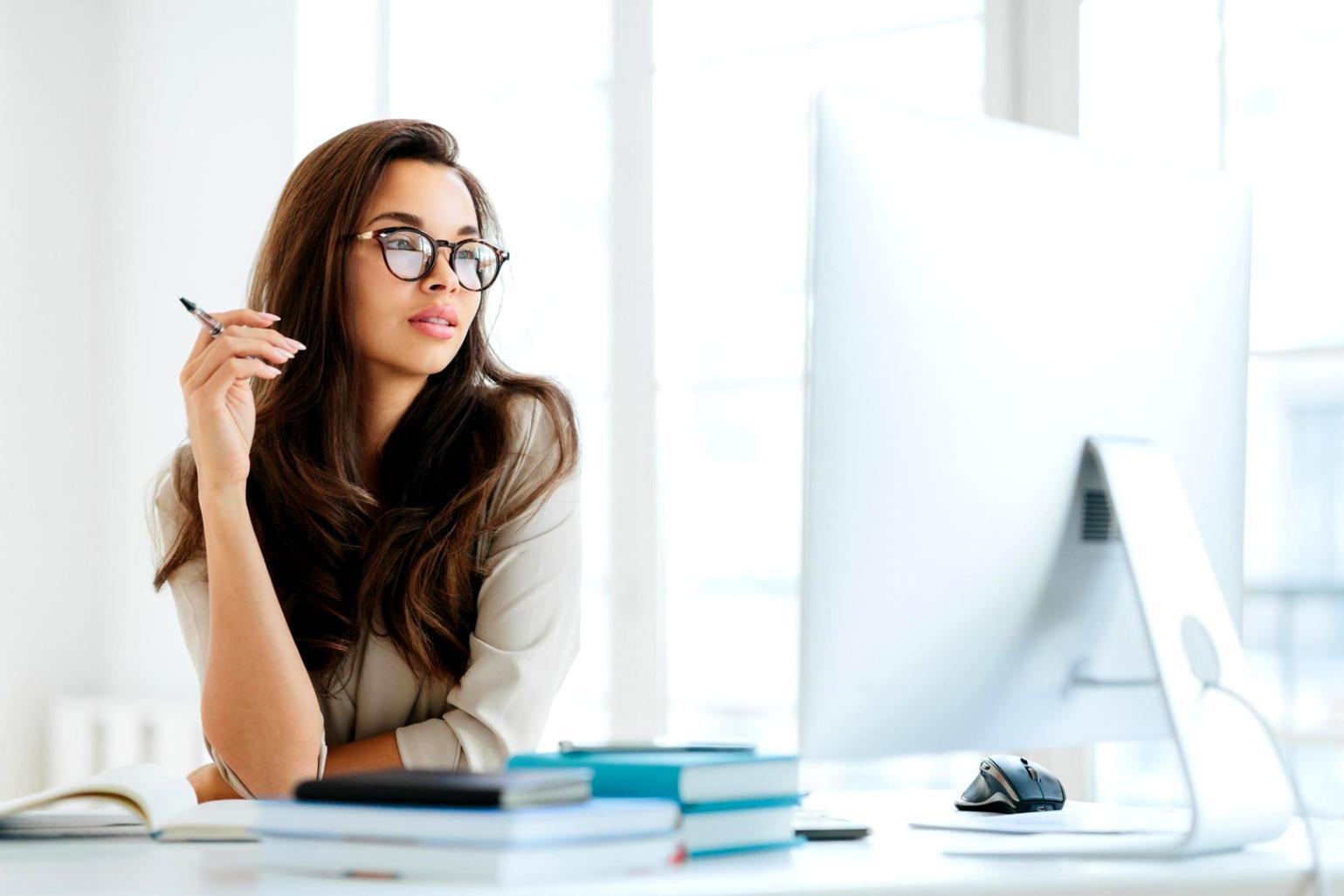 Équipe en formation analysant des données financières sur ordinateur