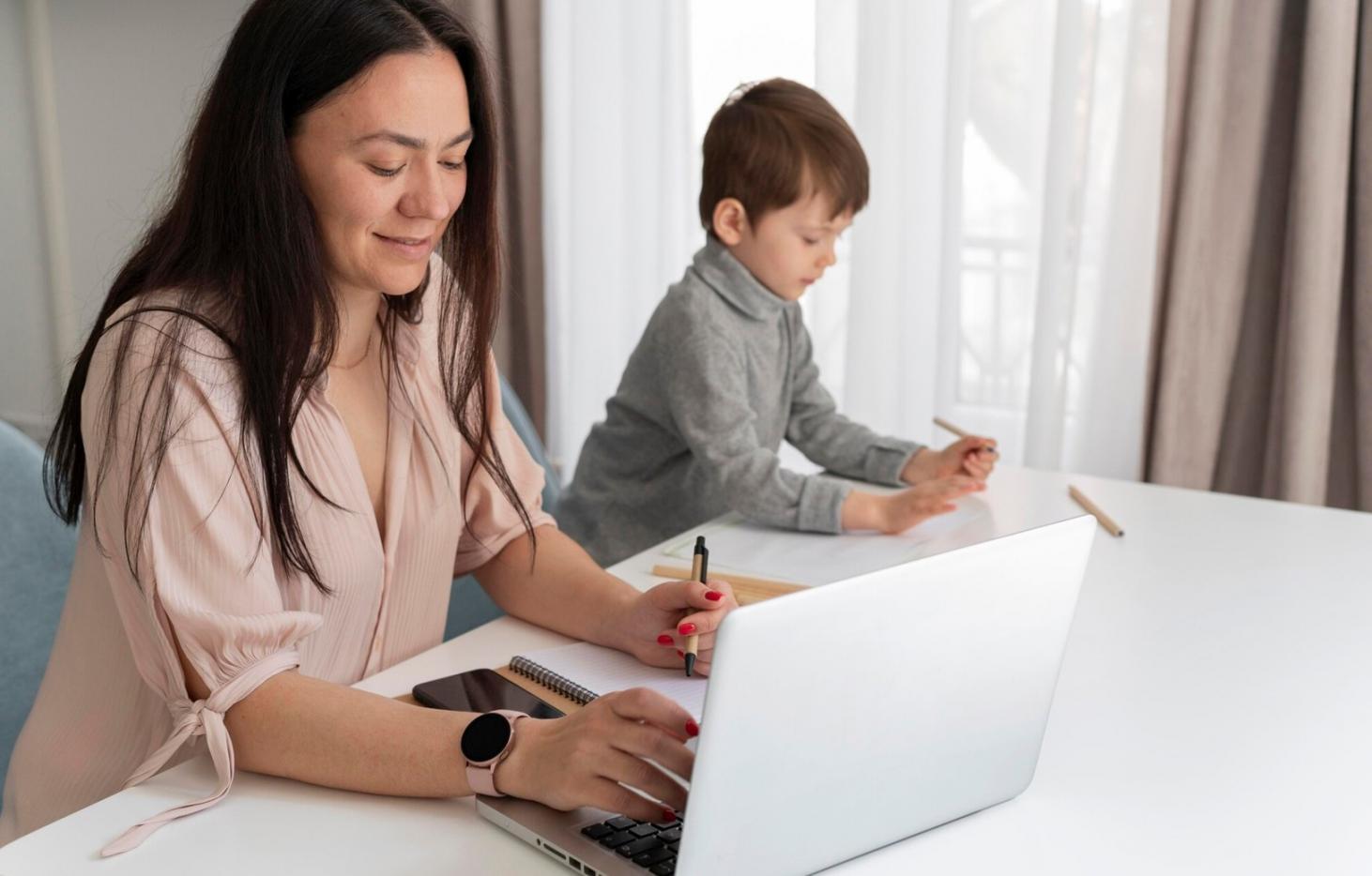 Espace de formation moderne avec équipements technologiques pour l'analyse financière