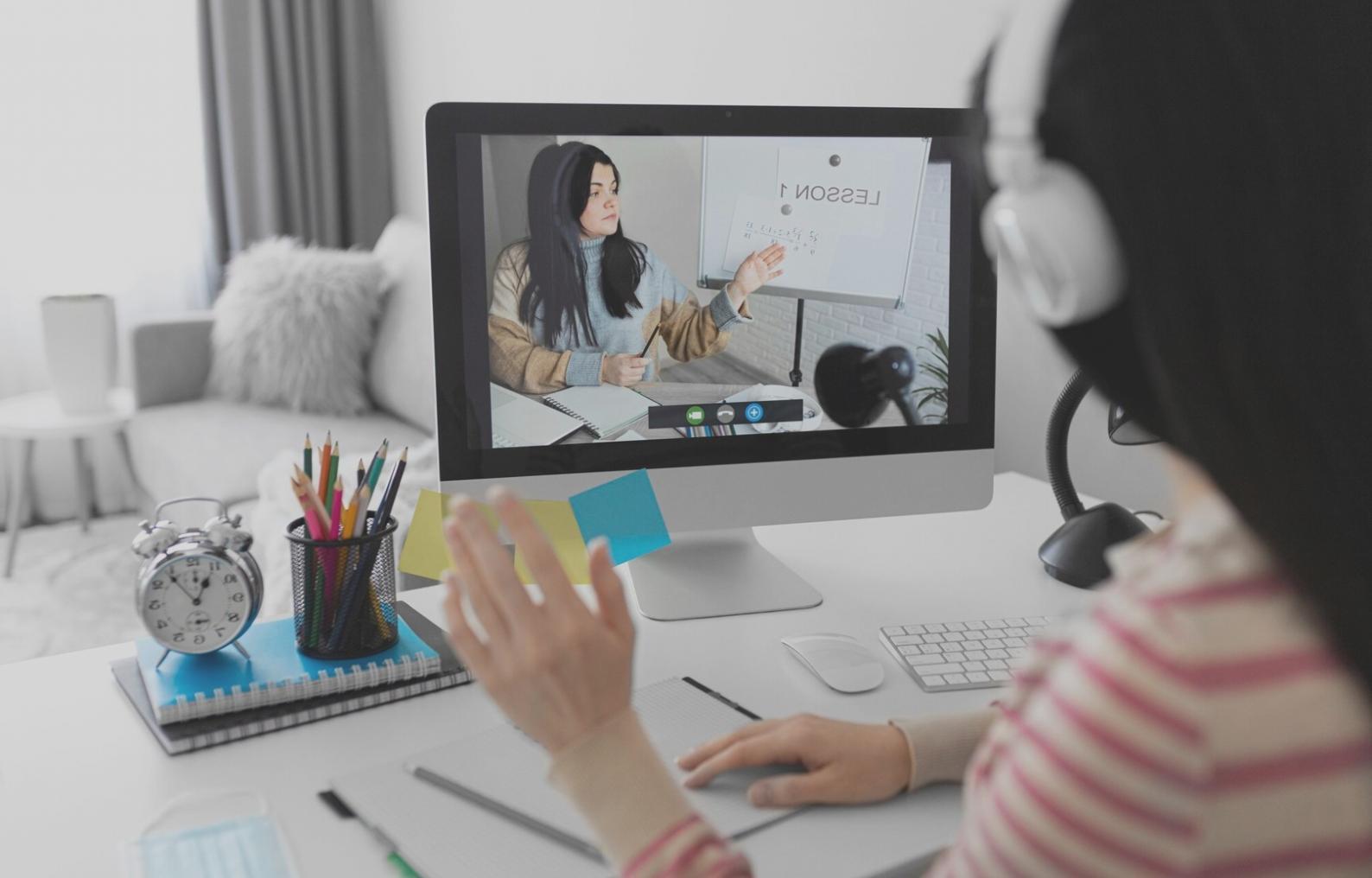 Professionnels travaillant sur l'analyse de données financières dans un environnement moderne